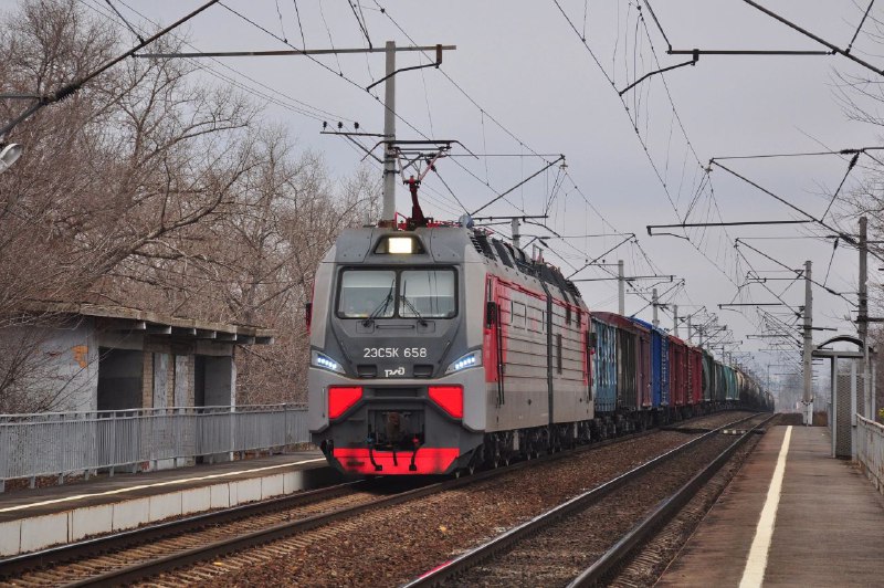 Электровоз 2ЭС5К-658 с грузовым поездом, перегон …