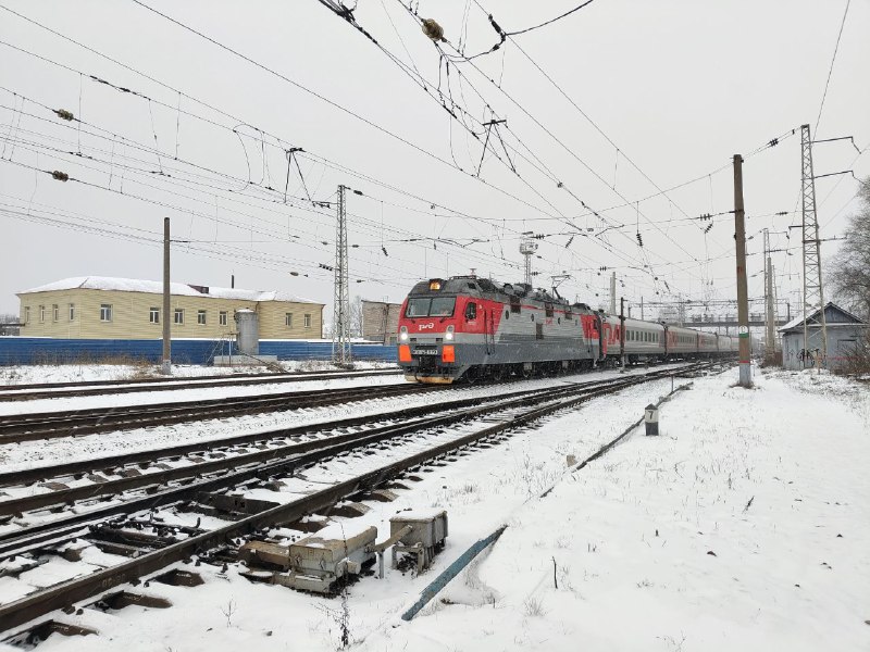 Электровоз ЭП1М-660 с пассажирским поездом, Котельнич-I. …