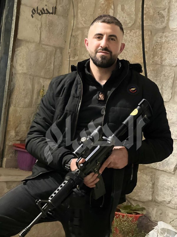 **ما عِشنا إن نَسينا صنيع بطل …