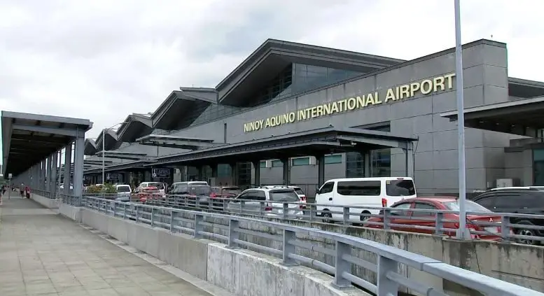 随着独立日长假来临，菲律宾尼诺·阿基诺国际机场(NAIA)的出境旅客人数大幅增加，其中三号航站楼移民局出境柜台出现大排长龙的景象。