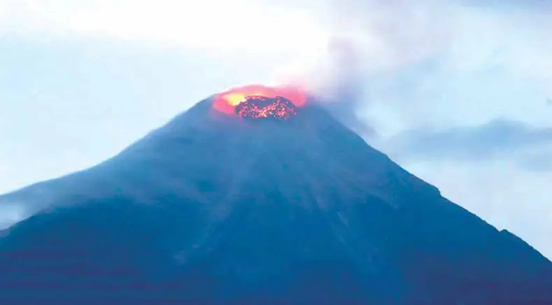据菲律宾亚眉省（Albay）信息办公室9日消息，由于马容火山喷发风险进一步上升，该省宣布进入灾难状态。