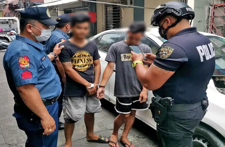 当地时间5月13日，在菲律宾马尼拉警区(MPD)Sampaloc警察局的人员进行的后续行动中，四名涉嫌劫车者中有两人已落网。