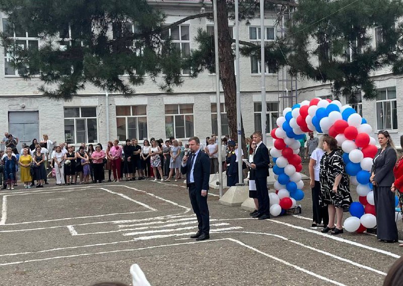 Принял участие в торжественной линейке в …