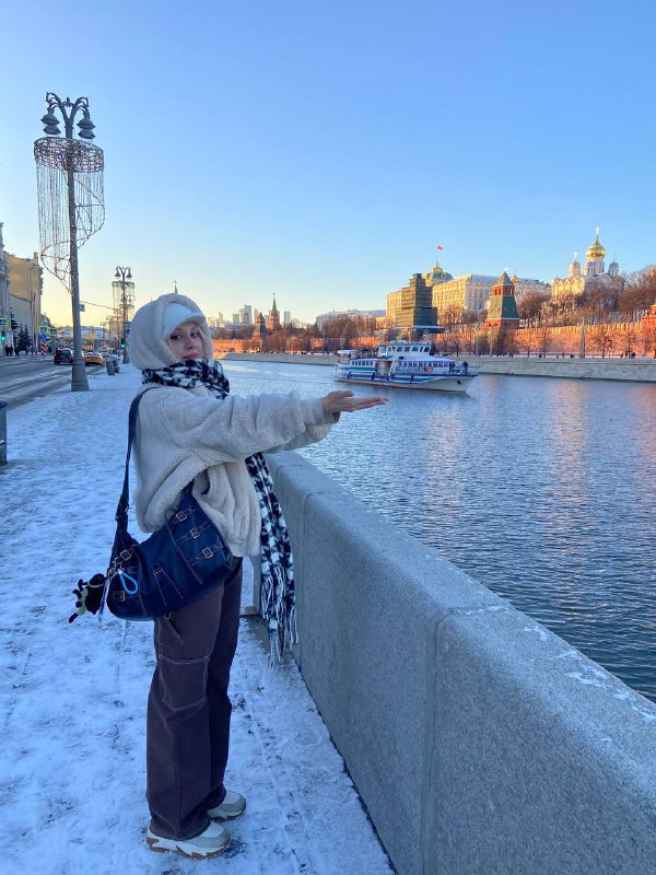 Это я в Москве держу теплоход …