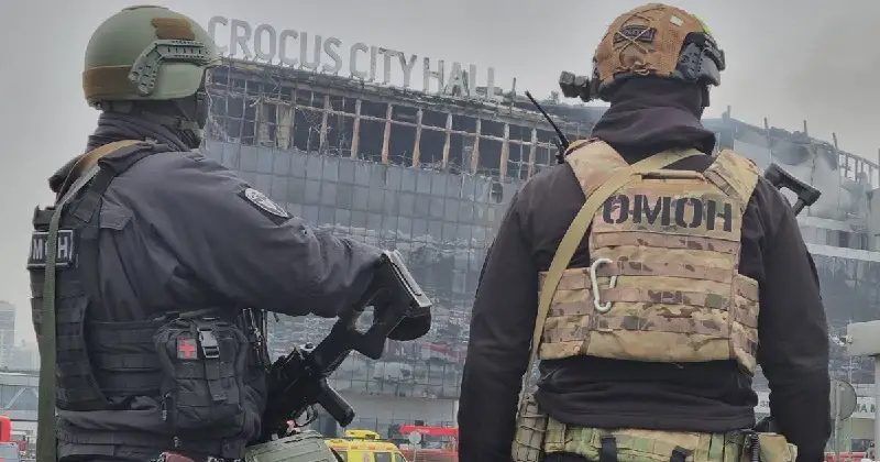 [Mosca, sono almeno 93 le vittime dell’attentato al Crocus City Hall. Cremlino: “Arrestati tutti gli attentatori”. Conferma Usa: “È stato …
