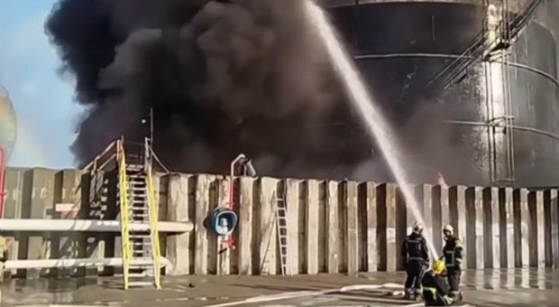 Russia, incendio in una raffineria di petrolio ad Azov dopo un attacco di droni ucraini: cosa è successo