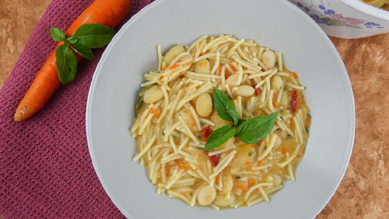 Pasta (spaghetti spezzati) con fagioli freschi