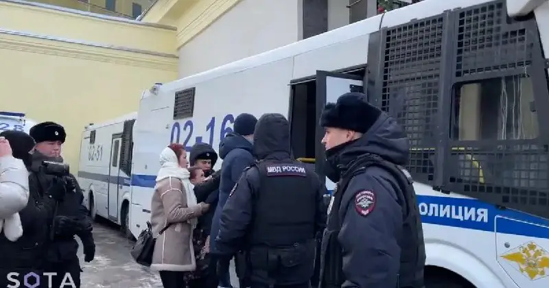 Al menos 20 periodistas fueron detenidos en Moscú durante una manifestación de esposas de soldados que combaten en Ucrania