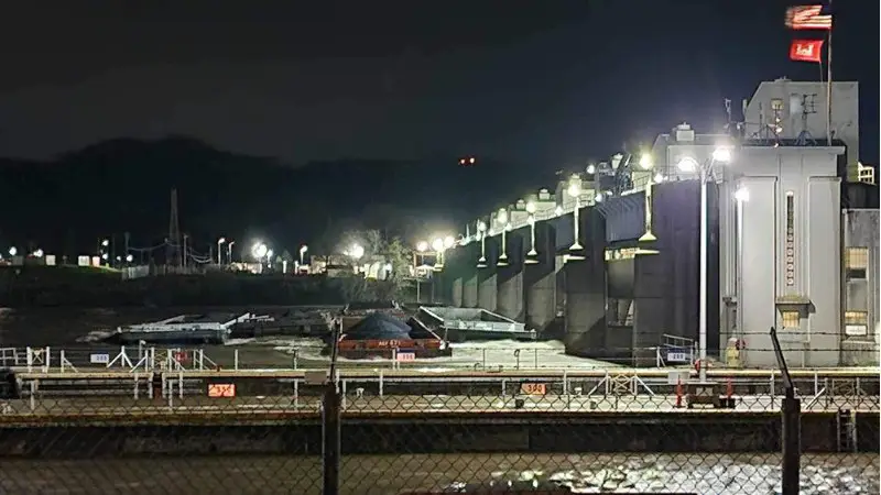 [⁠](https://a.devs.today/https://www.infowars.com/posts/breaking-26-barges-damage-bridges-and-a-dam-on-the-ohio-river/)[BREAKING: 26 Barges Damage Bridges and a Dam on the Ohio River](https://www.infowars.com/posts/breaking-26-barges-damage-bridges-and-a-dam-on-the-ohio-river)
