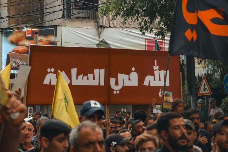 الله في الساحة.