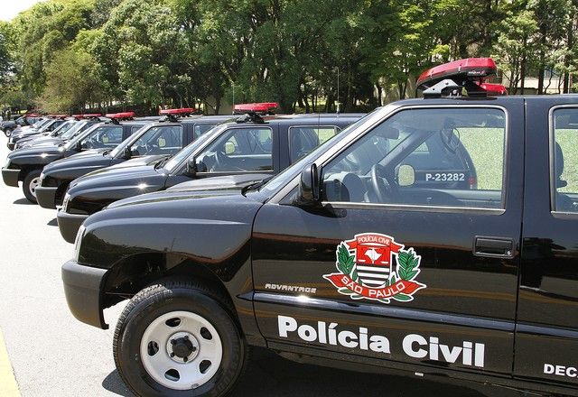 Seis policiais militares e um civil …