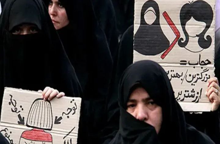 *****?*** وقتی هیچ‌کدام از نشستگان بر …