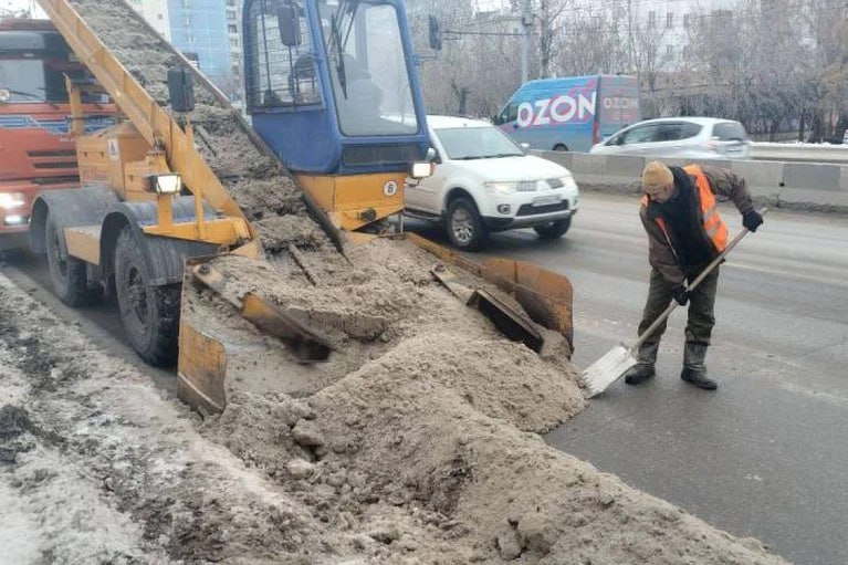 В Иркутске ведется уборка снега в …