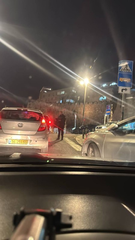 قوات الاحتلال تنصب حاجزاً لتوقيف وتفتيش …