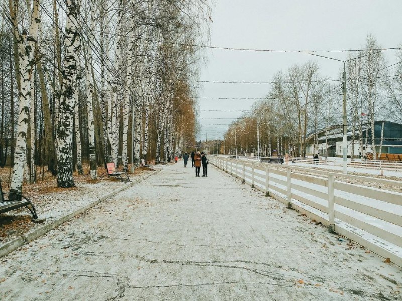 В парке Кирова готовятся заливать каток. …