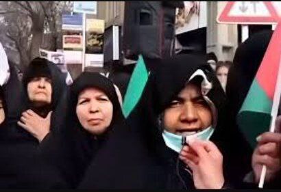 پیرزن، نه با اتوبوس مدرسه آمده …