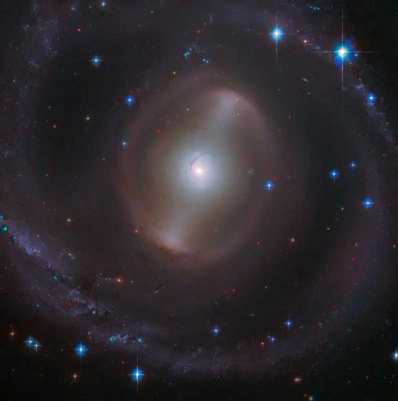 هابل يرصد مجرة ​​منعزلة رائعةتعرف ب"**NGC …