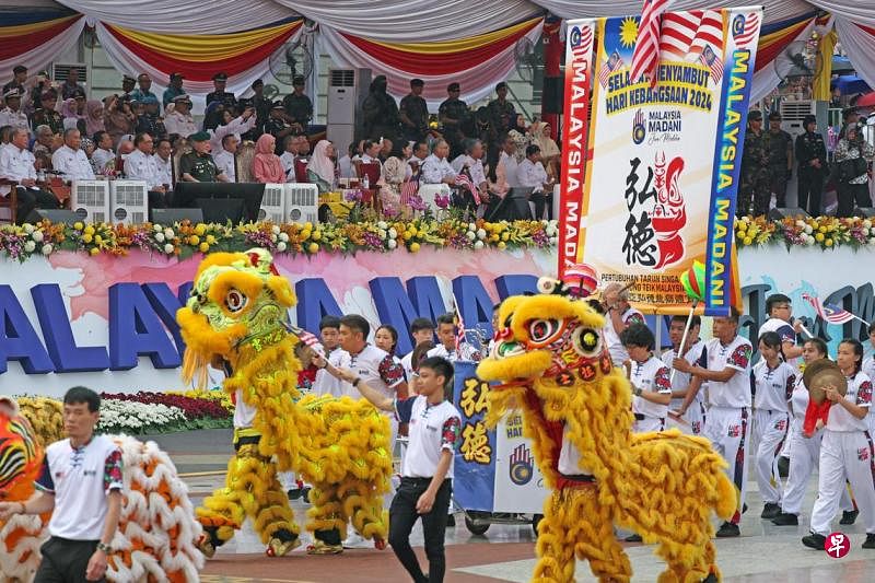 **马来西亚国庆庆典首次有舞龙舞狮**