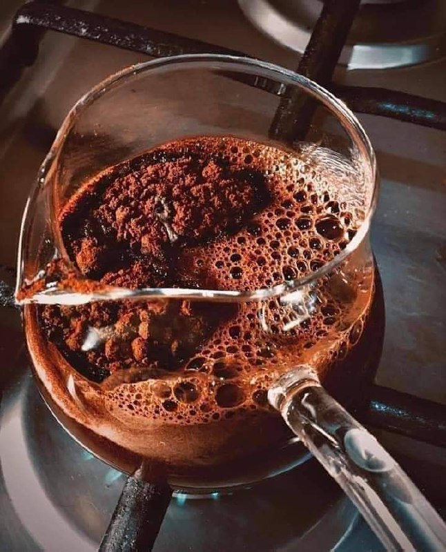 أقهوةً تشربوا والقلبُ ساقيها؟