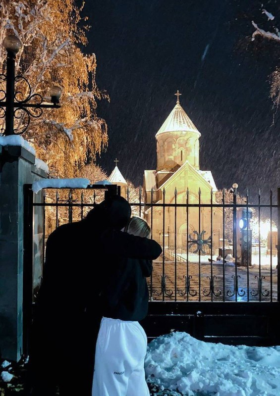 Under the snowfall, in the glow …