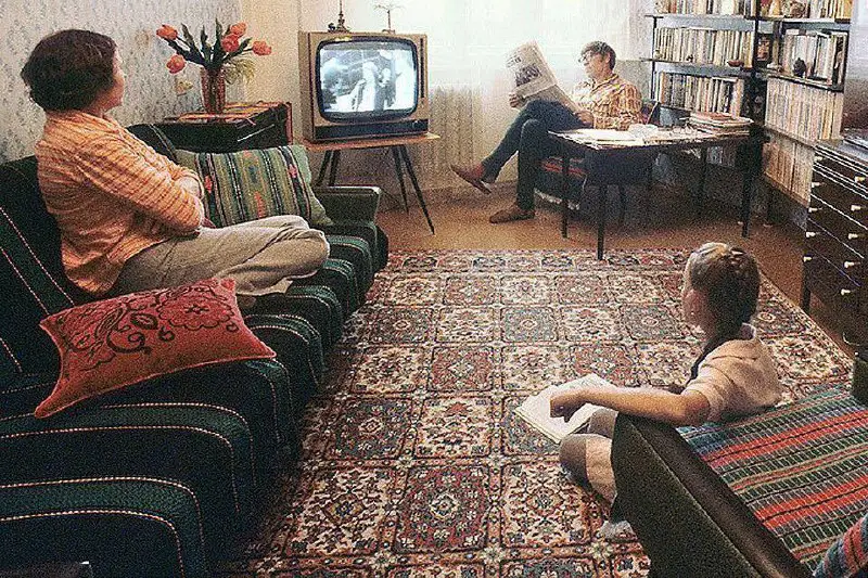 Обычный выходной день советской семьи.