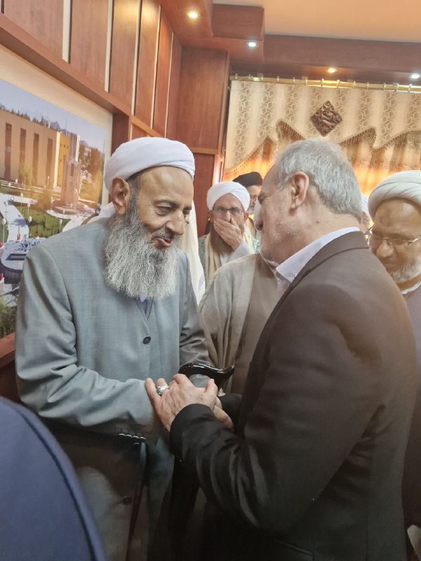 **تصویری از دیدار پزشکیان ومولوی عبدالحمید**