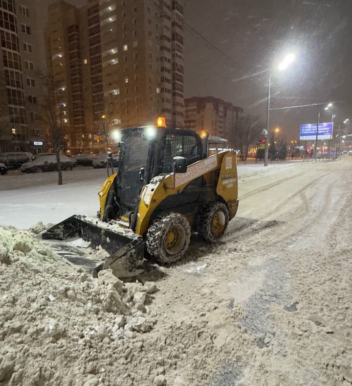 Дорожники всю ночь боролись с последствиями …