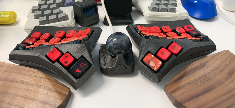 [/r/emk](https://www.reddit.com/r/ErgoMechKeyboards/comments/1fyycvm/trackball_dongle_with_my_cygnus/)