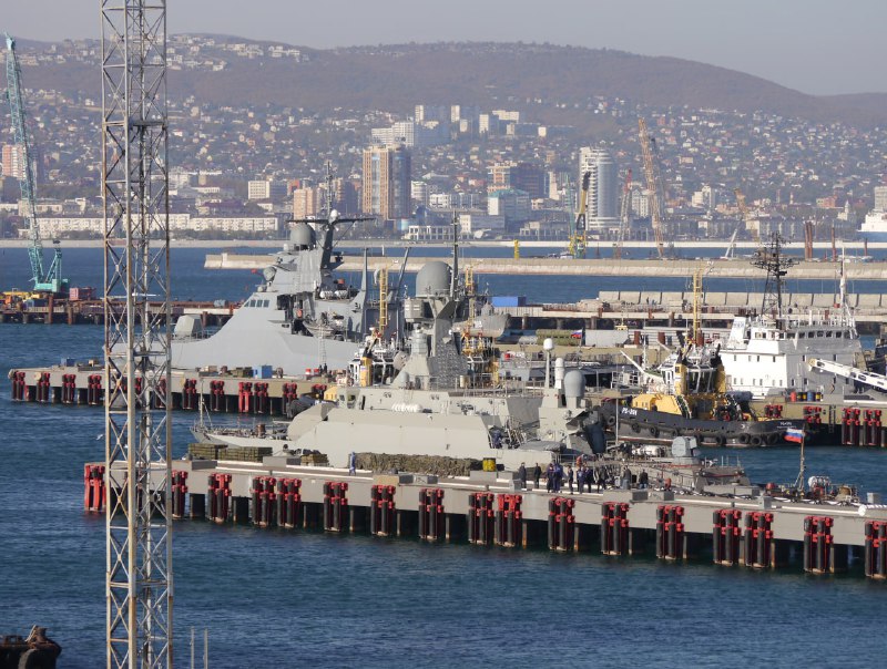 МРК "Орехово-Зуево" у причала в Новороссийске.