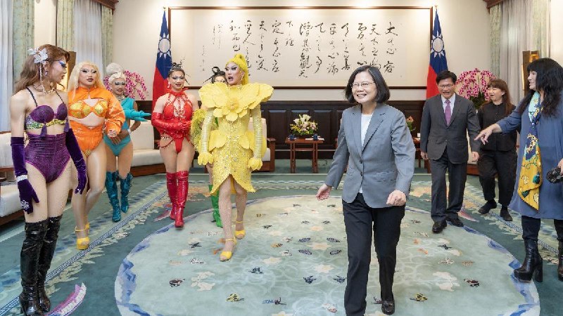 台湾の退任する蔡英文総統は総統官邸でドラッグクイーンのイベントを主催した。