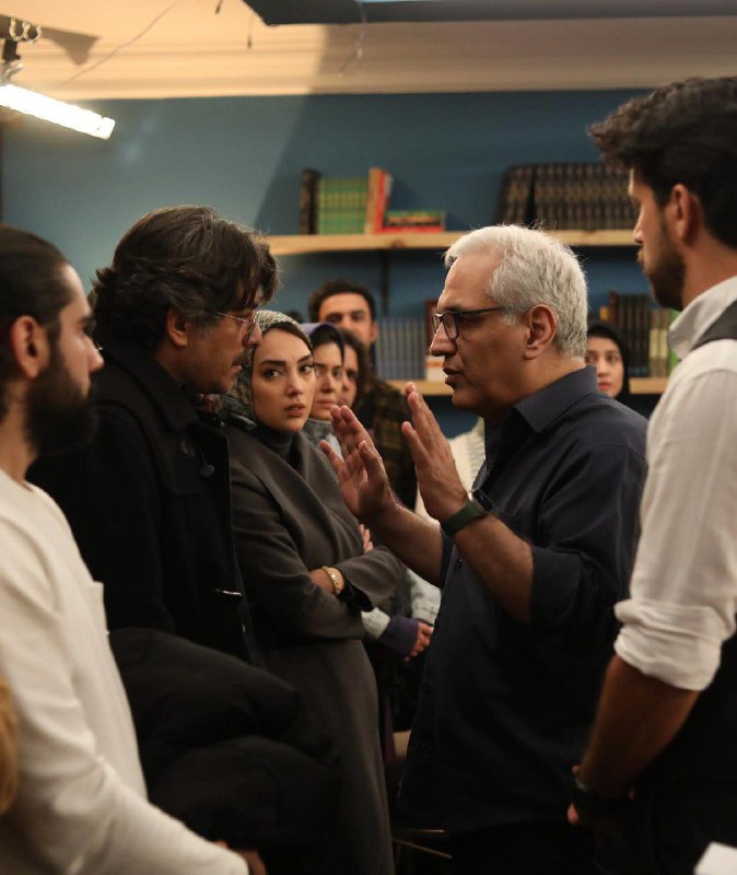 مهران مدیری در نمایی از پشت …