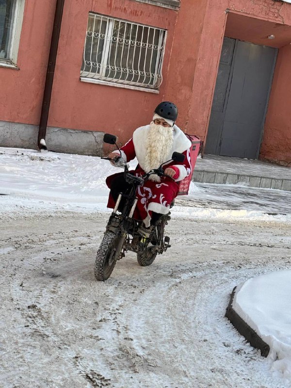 Дед Мороз подался работать курьером.