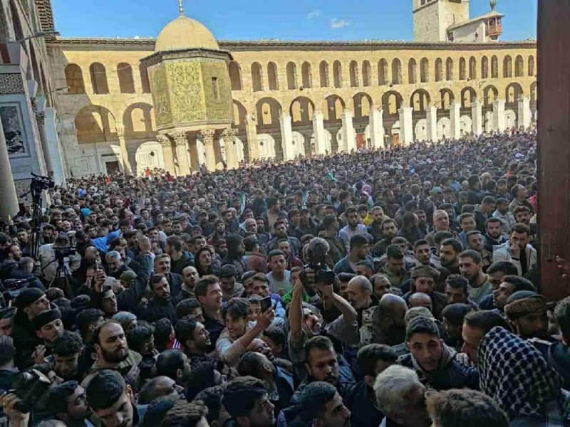 آلاف المصلين يصلون صلاة الجمعة في …