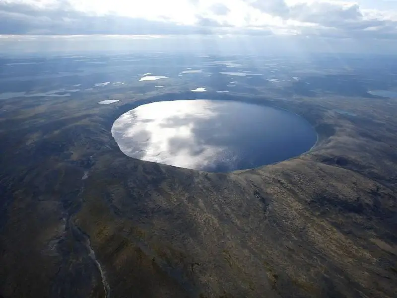 Самый большой ударный кратер радиусом 7.5 …