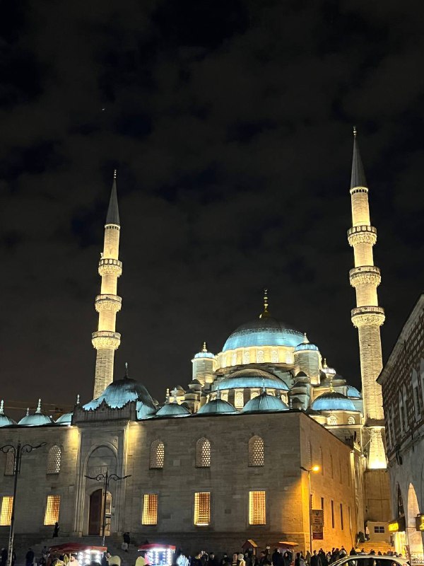 Eminönü Yeni Camii’nde akşam.