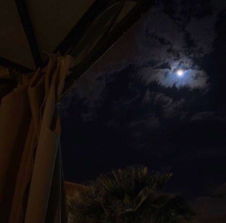 [مثل القمر خلك رفيعٍ عن القاع