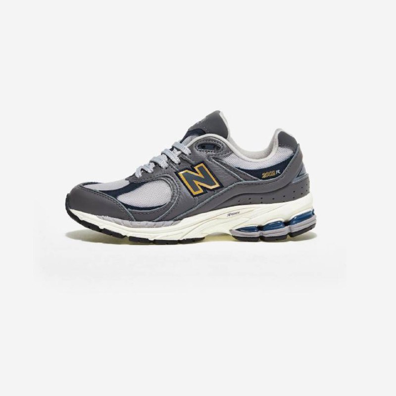 **New Balance 2002R “Castlerock”