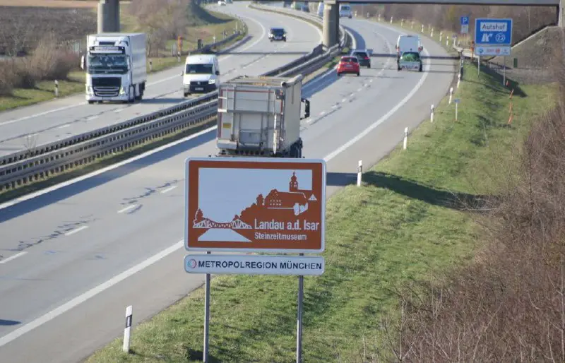 Braune Autobahntaferl: Noch kein Brief an die Stadt Landau