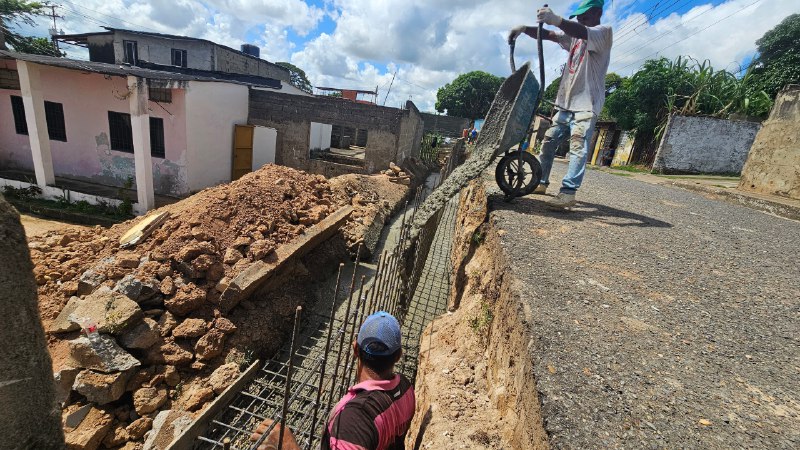 **Comuna inicia construcción del segundo muro …