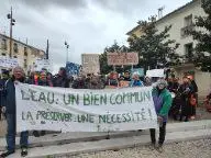 Environ 80 personnes ont manifesté dans les rues de Pézenas ce samedi 27 avril, pour dénoncer un projet d’usine d’embouteillage …