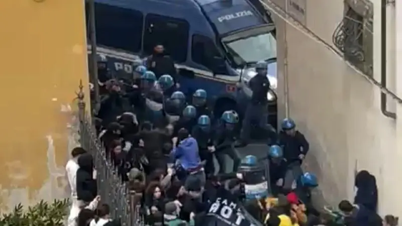 [‌](https://www.lercio.it/wp-content/uploads/2024/02/sindenefinf.jpg)***🆕*** Polizia carica studenti a Pisa: “Non stavano cantando Faccetta Nera”
