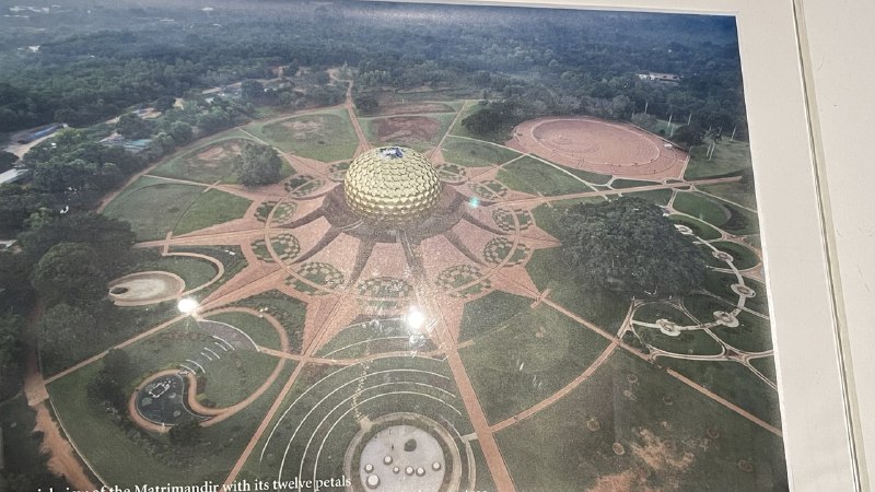 auroville. la coupole extra ordinaire générant …