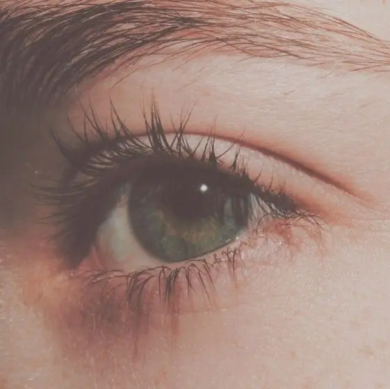 *Смотря в её зеленые глаза я …
