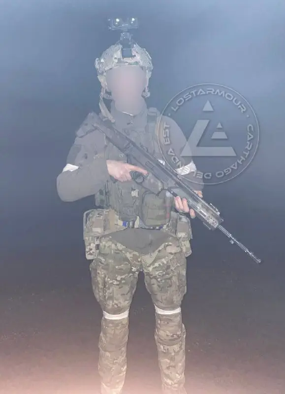 Российский пограничник с трофейной штурмовой винтовкой …