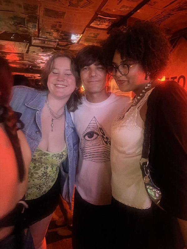 [#FOTO](?q=%23FOTO) | Louis posando com algumas …