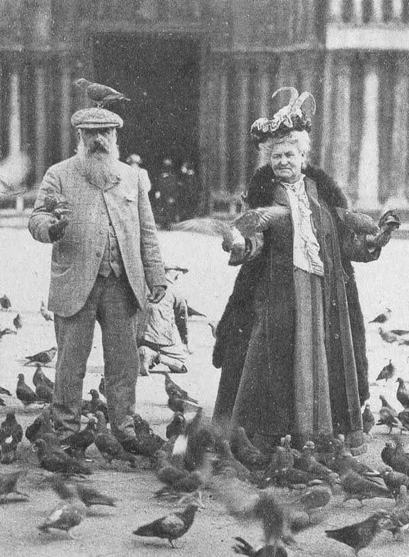 Клод Моне кормит голубей со своей …
