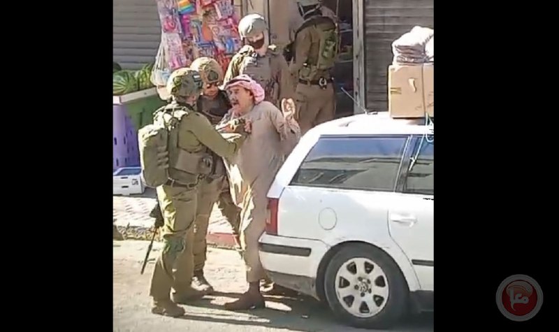 شاهد- جيش الاحتلال يعتقل مسنا بعد الاعتداء عليه في دورا