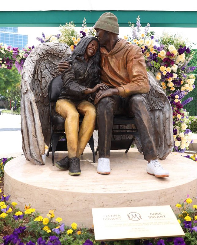 Lakers officially reveal the 2nd statue …