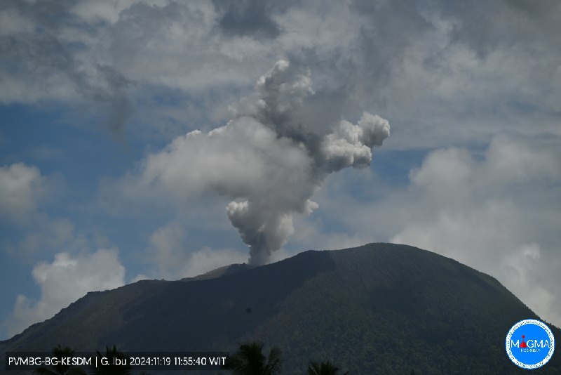 Terjadi erupsi G. Ibu pada hari …