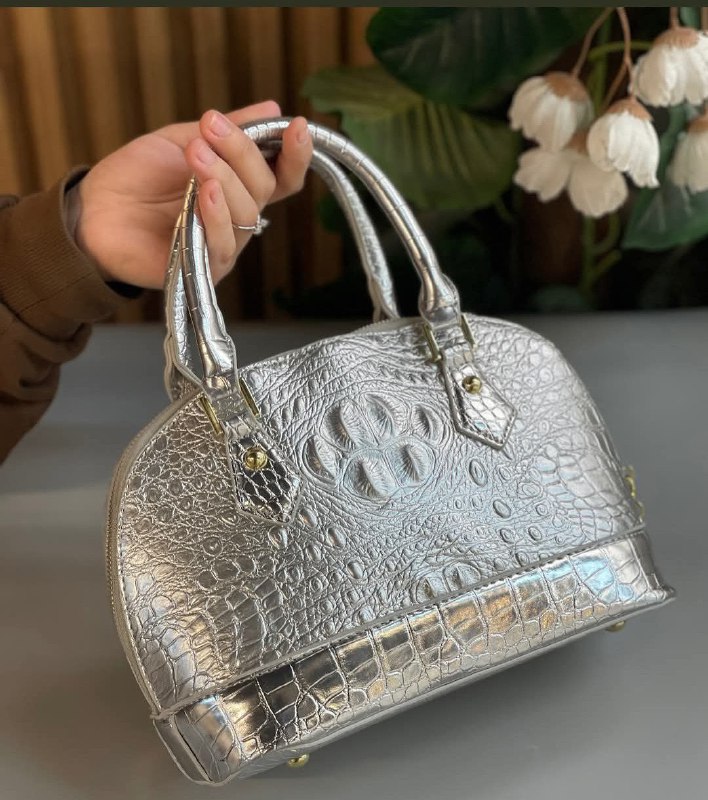 كوزمتك وحقائب نسائية ماركات